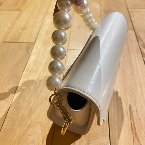 White purse with faux pearl wrist - Picture 4 of 5